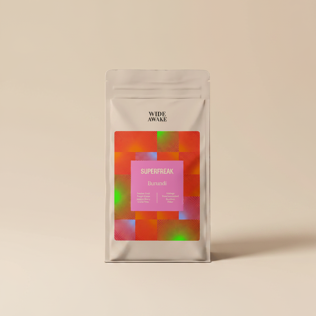 Superfreak koffiezak op warme beige studio-achtergrond