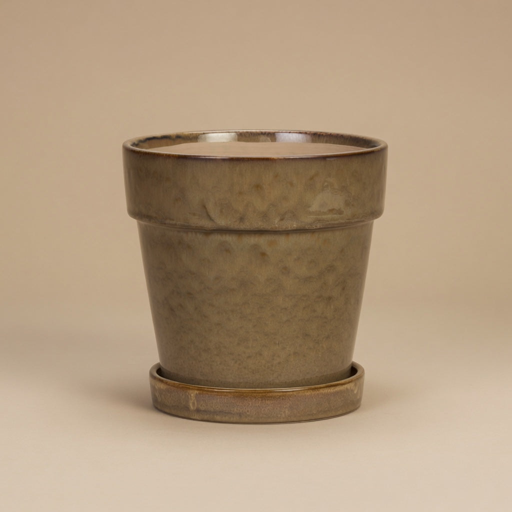 Beige bloempot met schotel, diameter 18 cm, op warme beige achtergrond, studiofoto