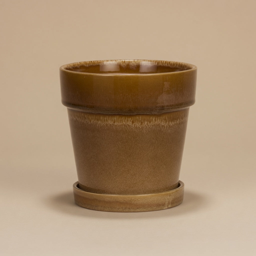Mosterdgele bloempot met schotel, diameter 18 cm, op warme beige achtergrond, studiofoto