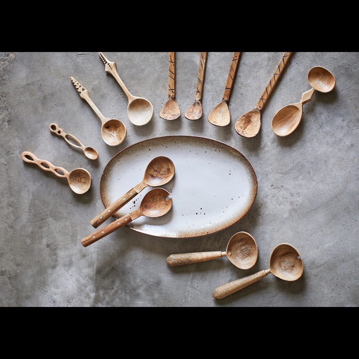 Houten dubbele lepel op tafel