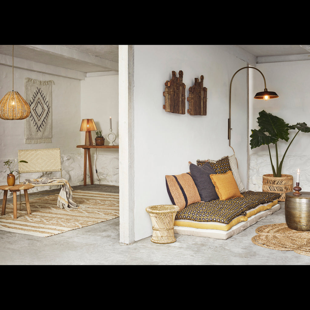 Stenen bloempot in interieur