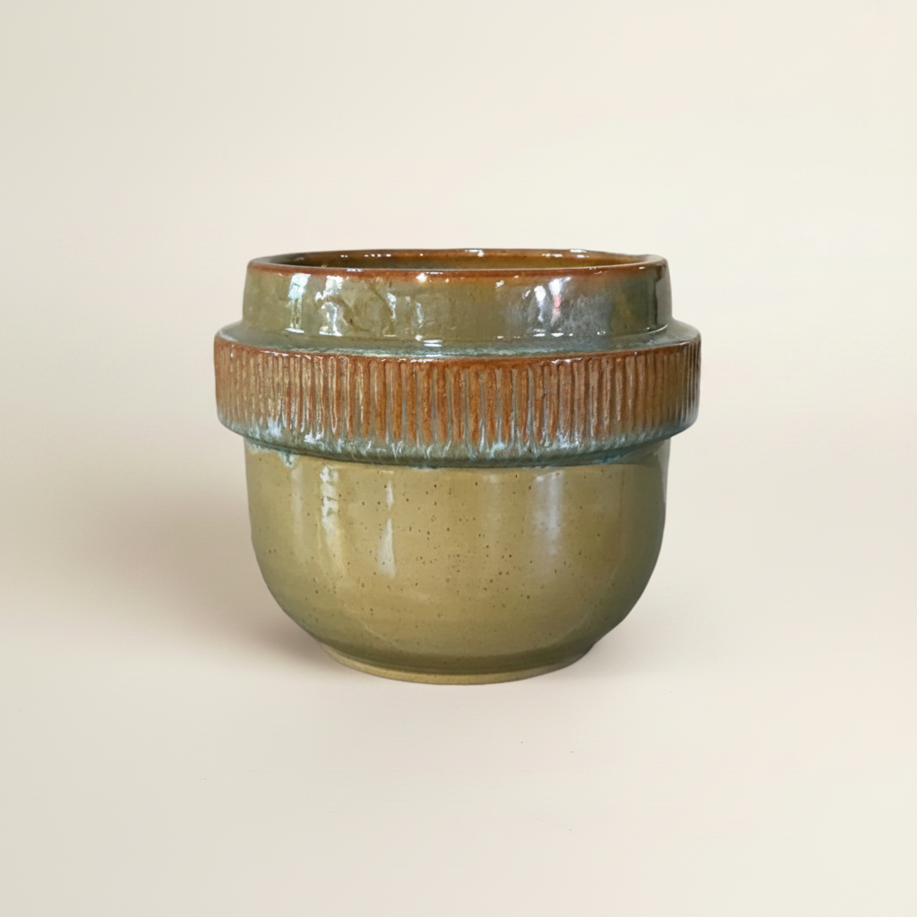 Olive green pot met schaduw